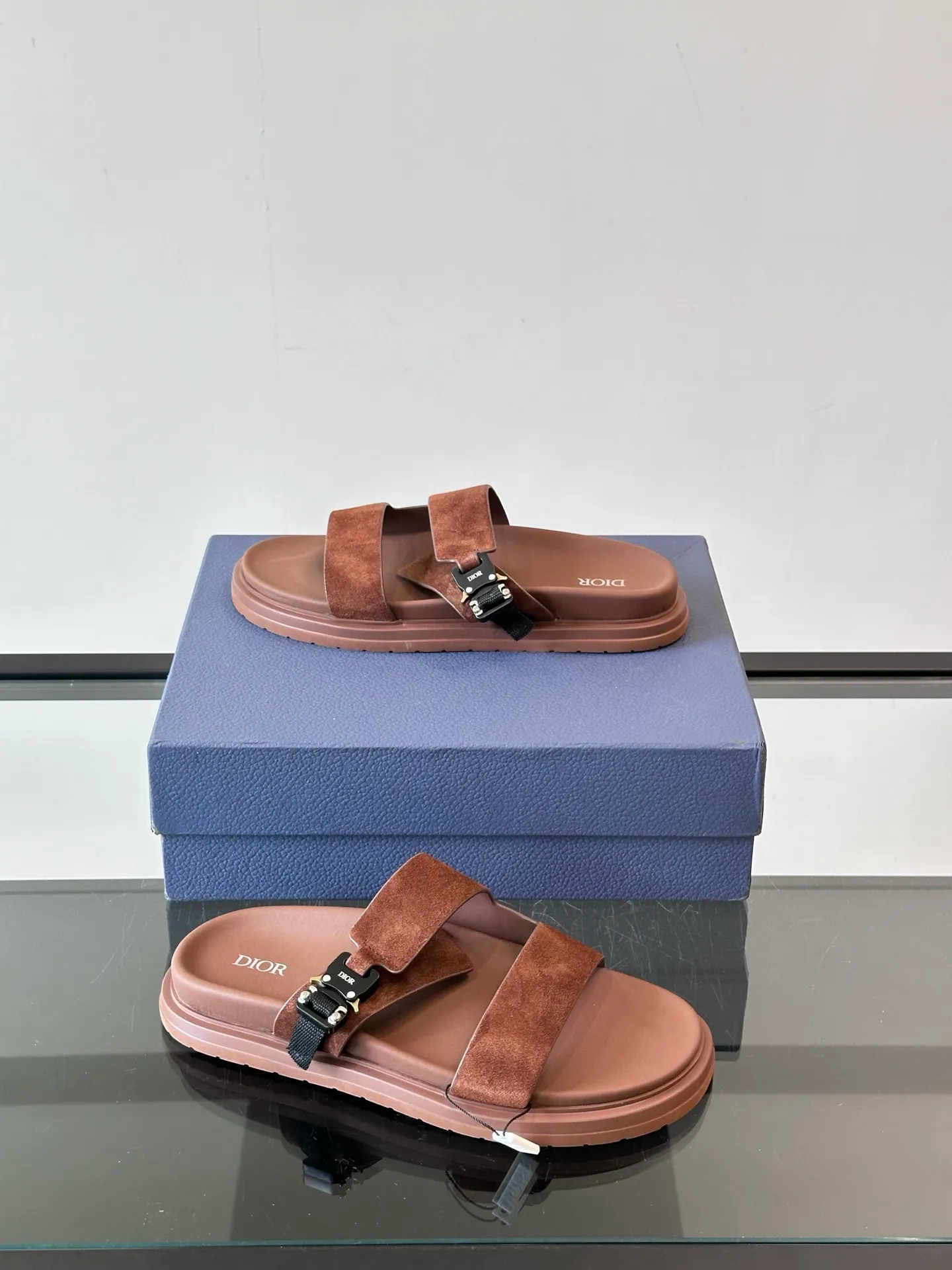 Factory price: 300💰Dior Aqua men's sandals and slippers. Showcasing Dior haute couture design. The Dior gray suede strap is accented with an aluminum Dior buckle for added style. Paired with a comfortable tonal notch sole, they pair easily with shorts or jeans for a sophisticated look. Main body: suede cow leather, technical fabric lining: cow leather, with adjustable straps, aluminum Dior buckle, Dior gray EVA insole, tonal notch rubber outsole splicing structure👌👌 size: 38-44 (45.46 customized)
